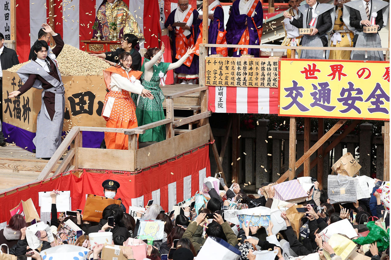 大阪・成田山不動尊の節分祭で豆をまく、左から佐野勇斗、松井玲奈、みりちゃむ（撮影・前田充）
