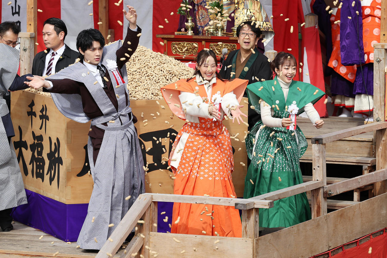 大阪・成田山不動尊の節分祭で豆をまく、手前左から佐野勇斗、松井玲奈、みりちゃむ（撮影・前田充）