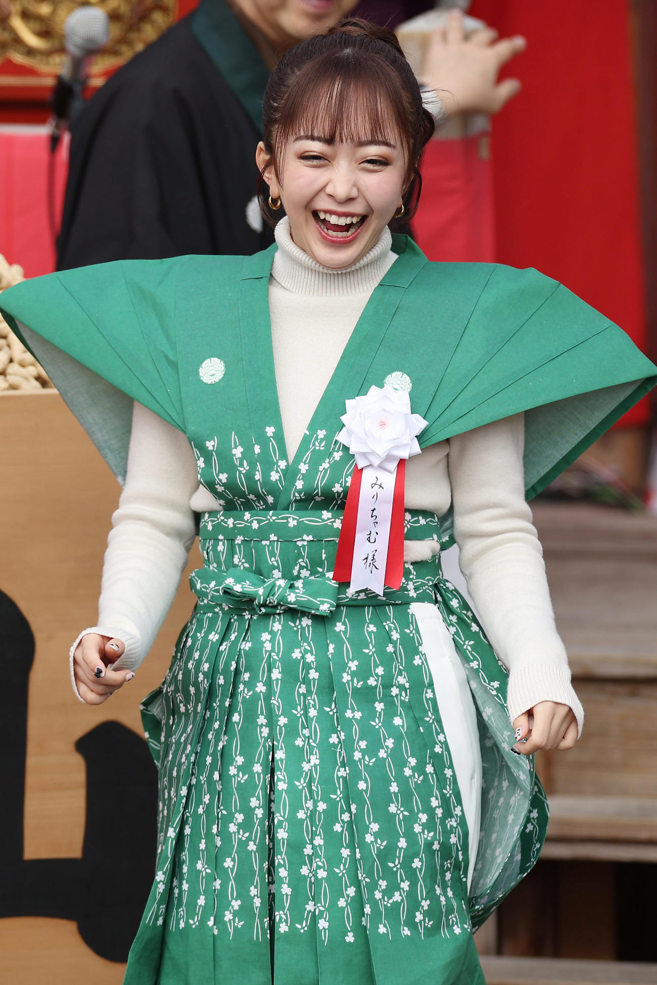 大阪・成田山不動尊の節分祭で紹介を受ける、NHKの朝ドラ「おむすび」に出演中のみりちゃむ（撮影・前田充）