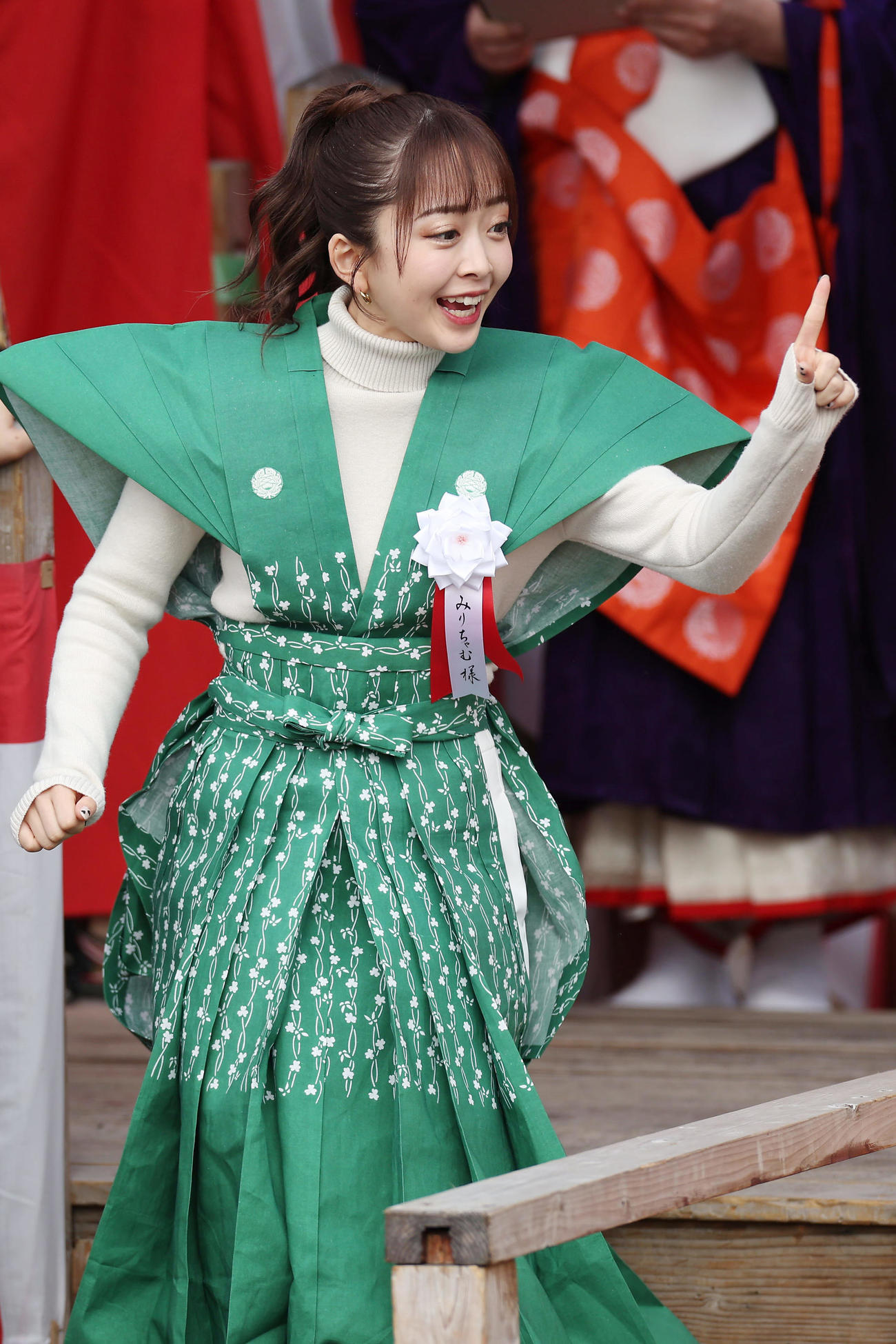 大阪・成田山不動尊の節分祭で紹介を受ける、NHKの朝ドラ「おむすび」に出演中のみりちゃむ（撮影・前田充）
