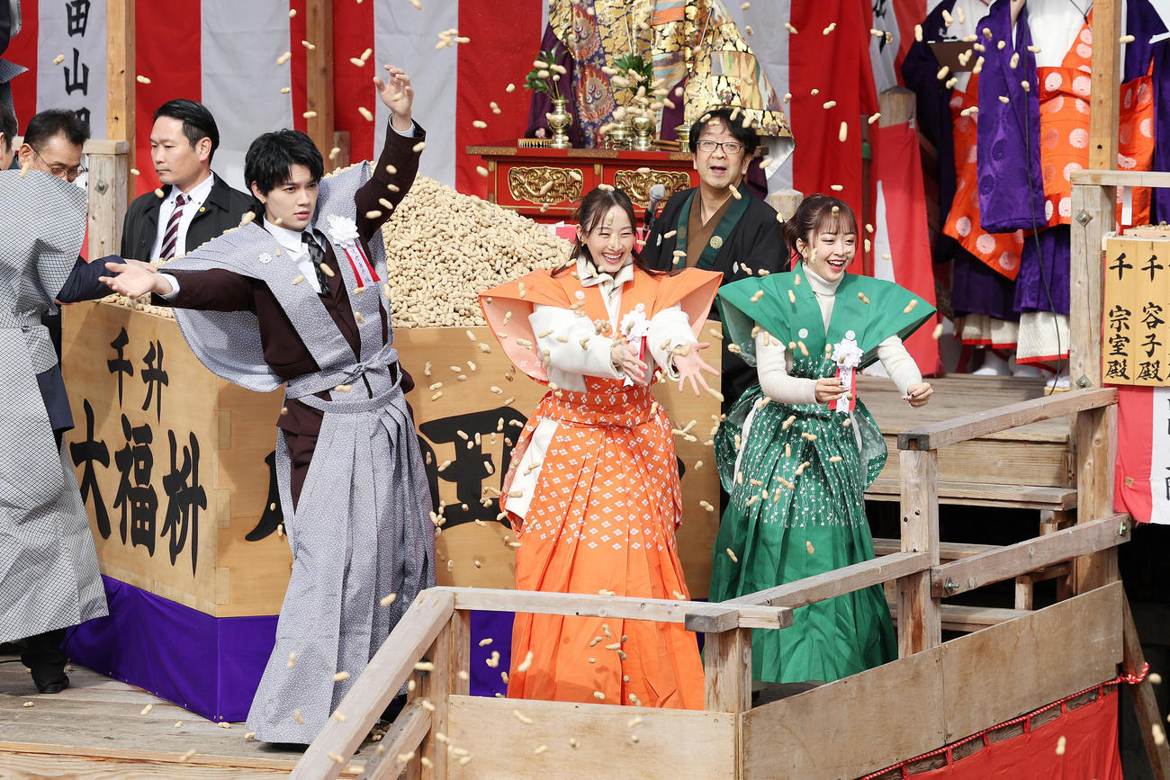 大阪・成田山不動尊の節分祭で豆をまく、手前左から佐野勇斗、松井玲奈、みりちゃむ（撮影・前田充）