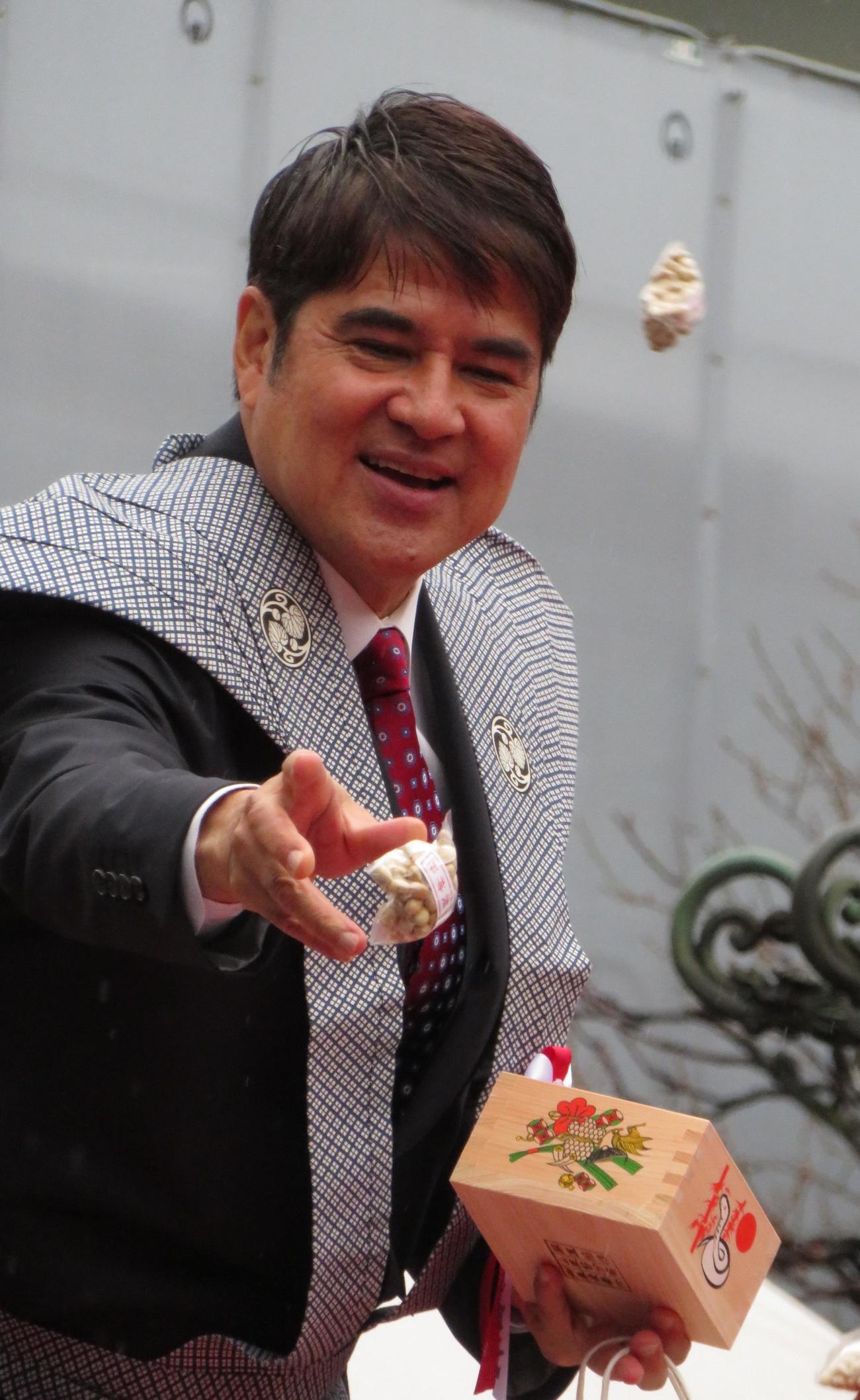 日枝神社で節分祭の豆まきを行った永島昭浩氏