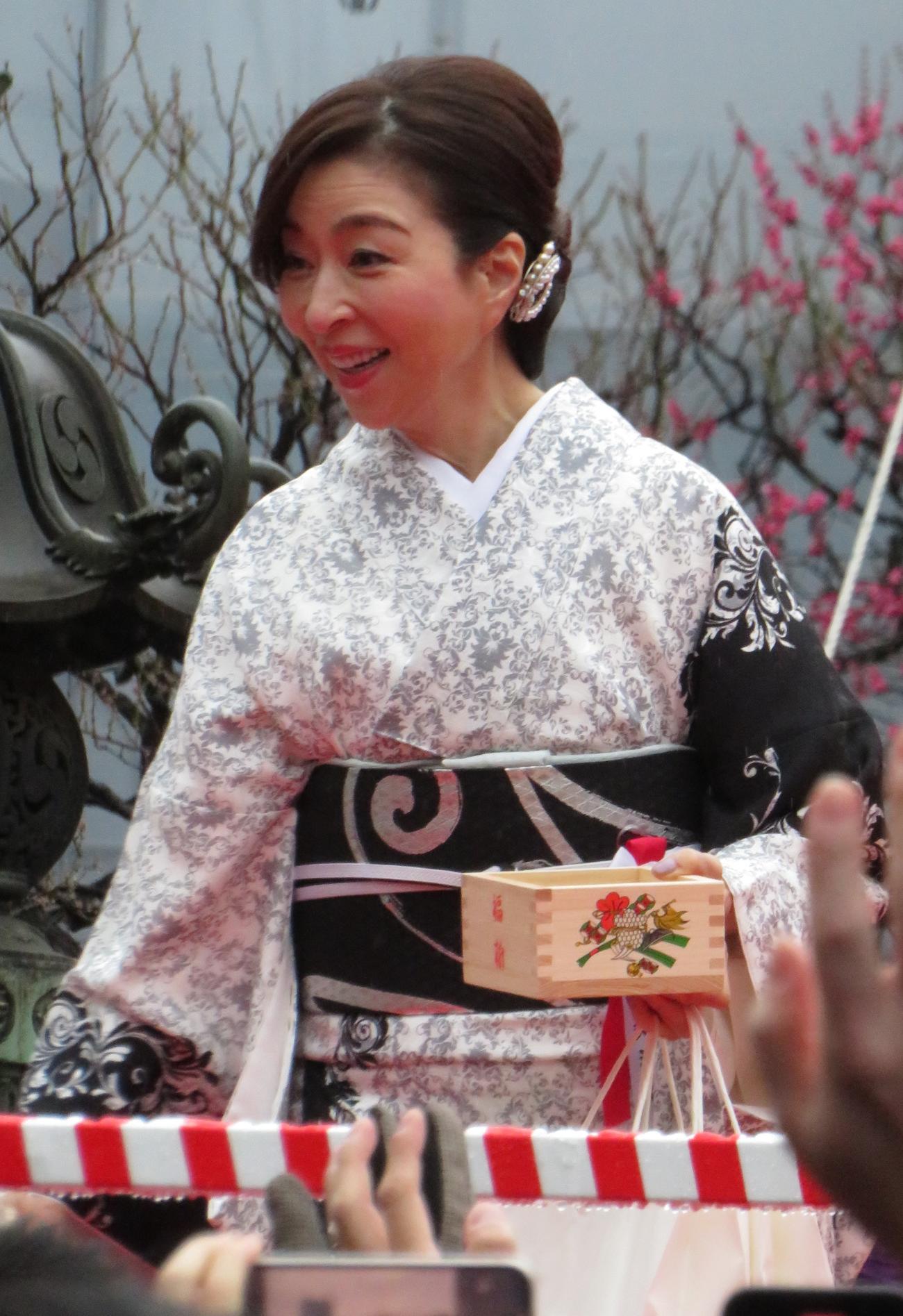 日枝神社で節分祭の豆まきを行った真矢ミキ