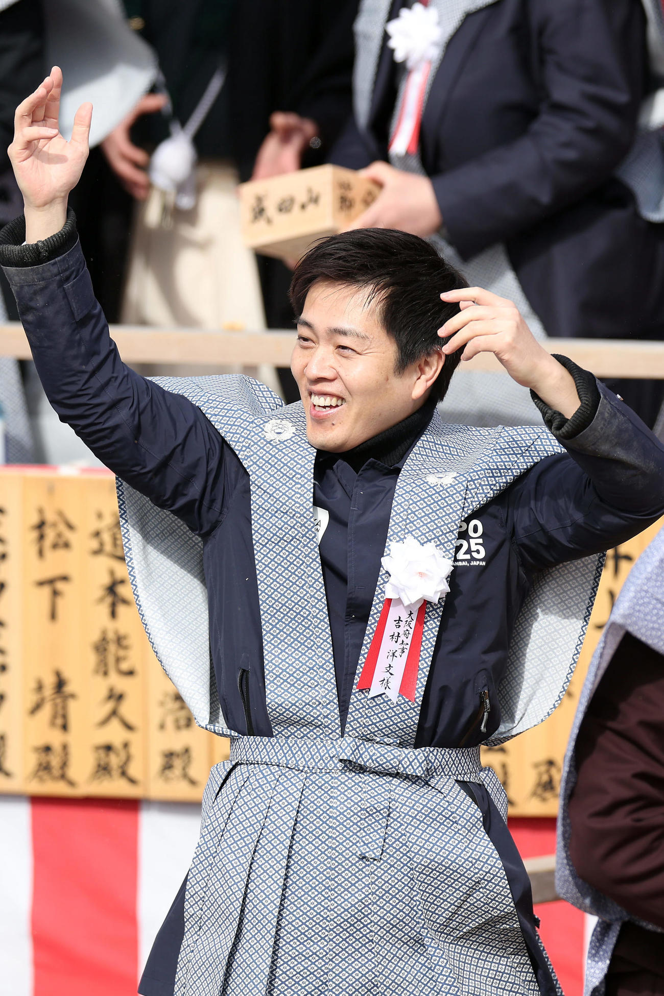 大阪・成田山不動尊の節分祭で豆をまく吉村知事（撮影・前田充）