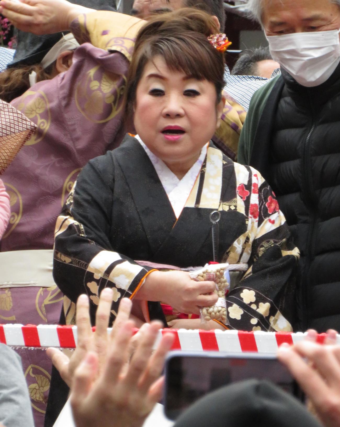日枝神社で節分祭の豆まきを行った天童よしみ