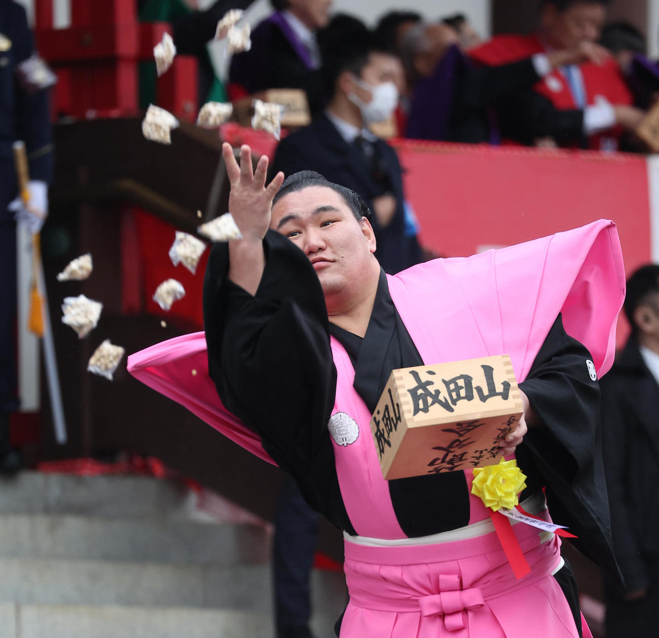 恒例の成田山節分会で豆まき式をする豊昇龍（撮影・中島郁夫）