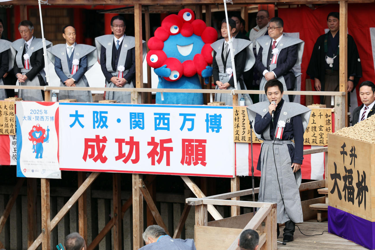 大阪・成田山不動尊の節分祭であいさつする吉村知事（手前右）（撮影・前田充）