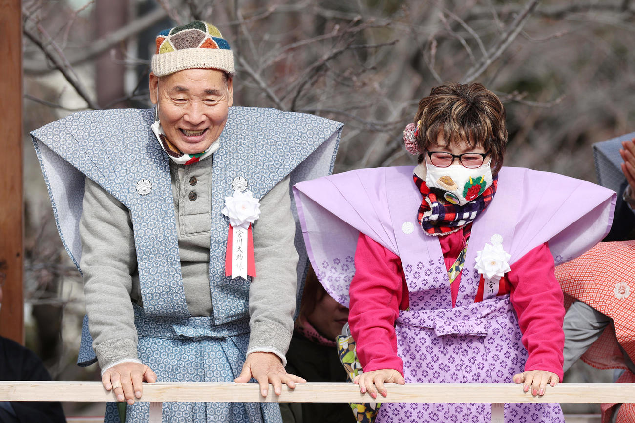 大阪・成田山不動尊の節分祭に参加した夫婦漫才コンビ、宮川大助（左）・花子（撮影・前田充）