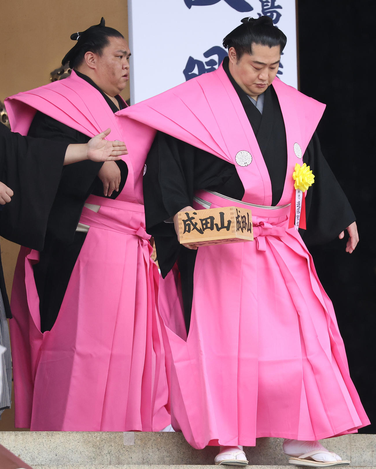 恒例の成田山節分会で豆まき式に参加する御嶽海（左）と遠藤（撮影・中島郁夫）