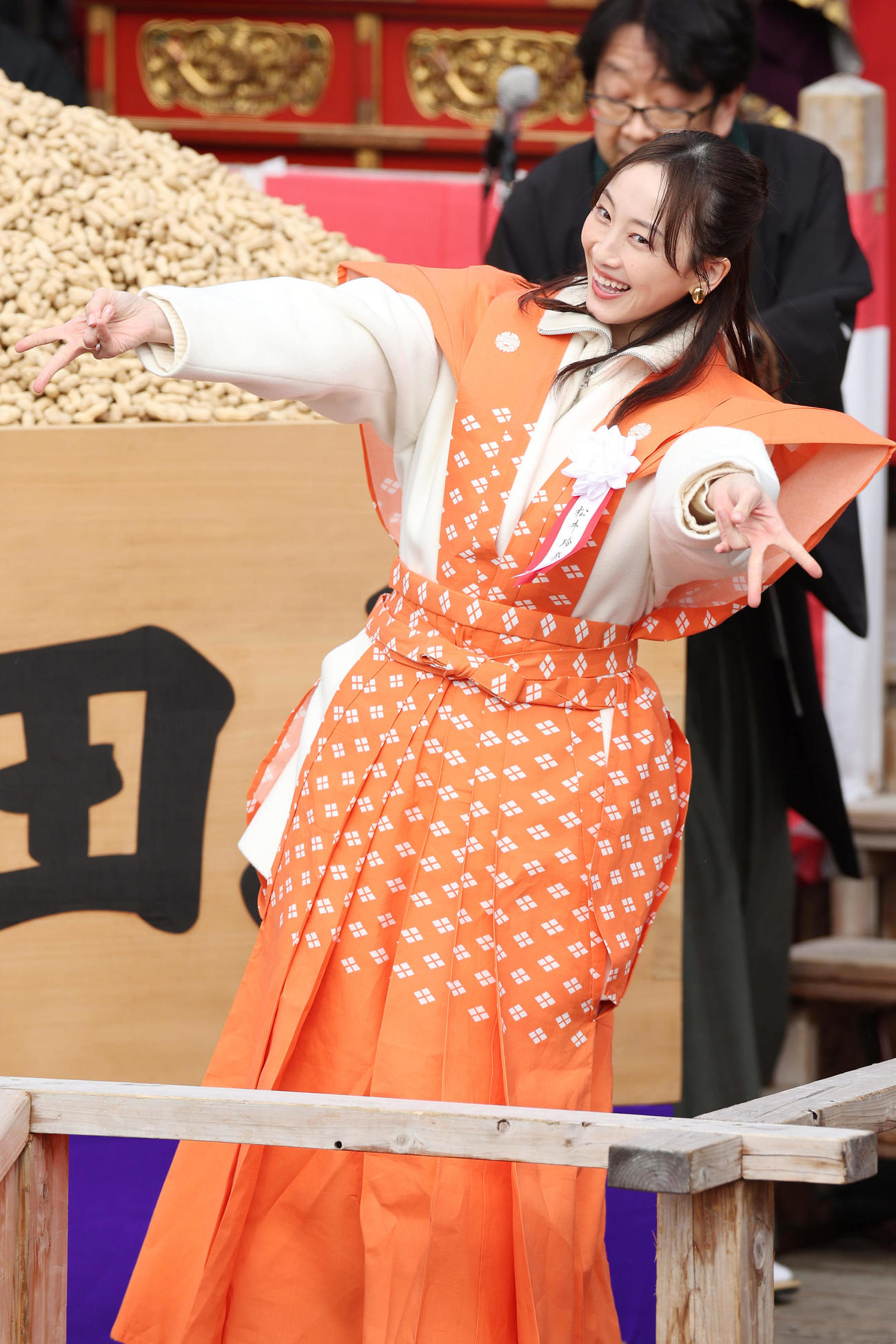 大阪・成田山不動尊の節分祭で紹介を受ける、NHKの朝ドラ「おむすび」に出演中の松井玲奈（撮影・前田充）