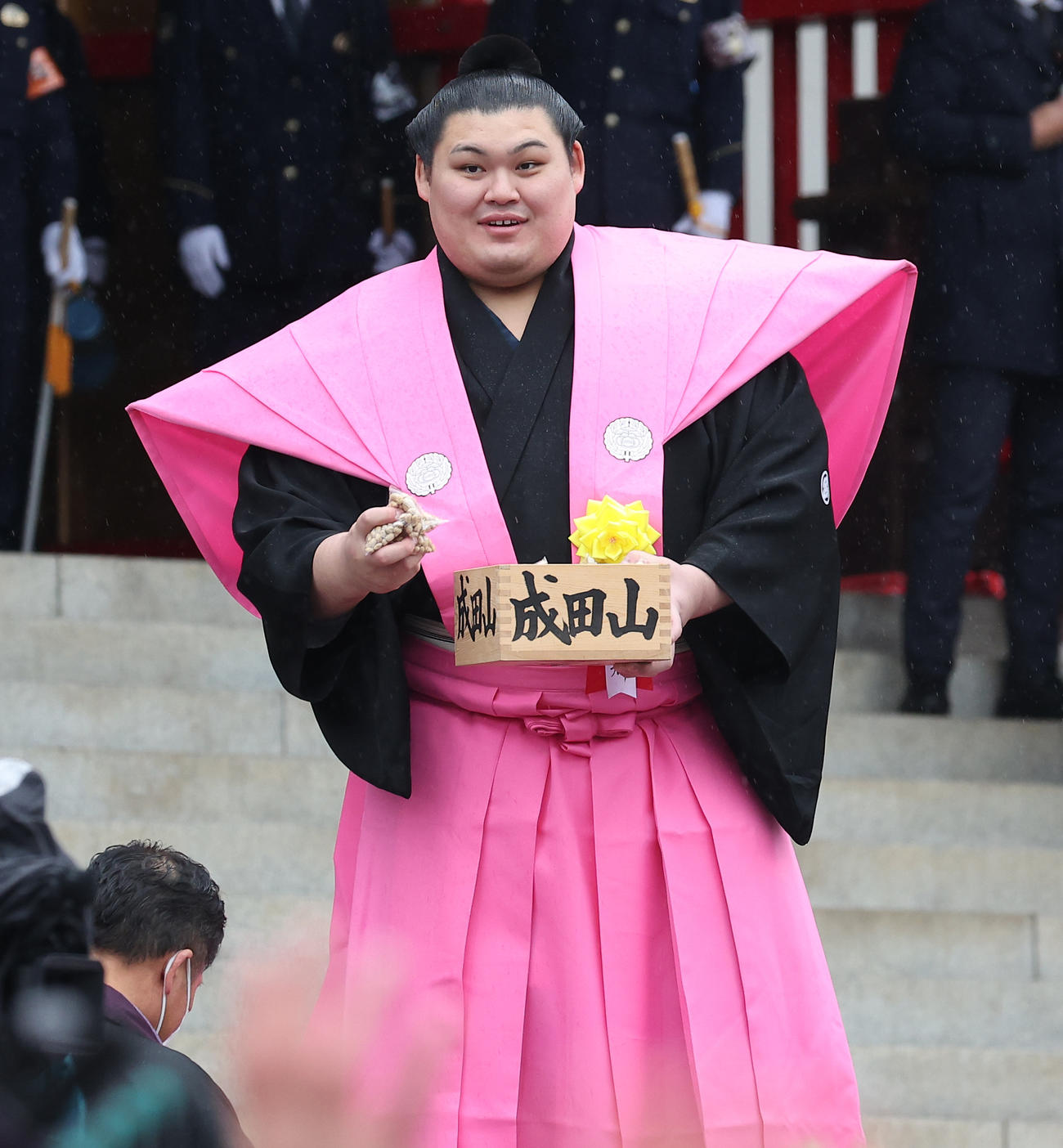 恒例の成田山節分会で豆まき式をする大の里（撮影・中島郁夫）