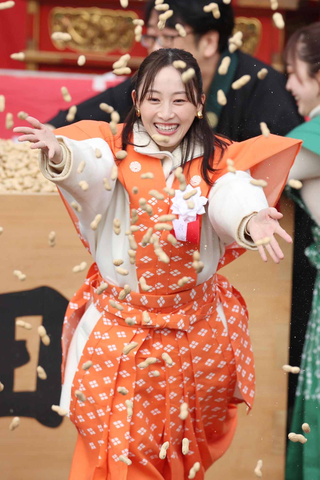 大阪・成田山不動尊の節分祭で豆をまく松井玲奈（撮影・前田充）