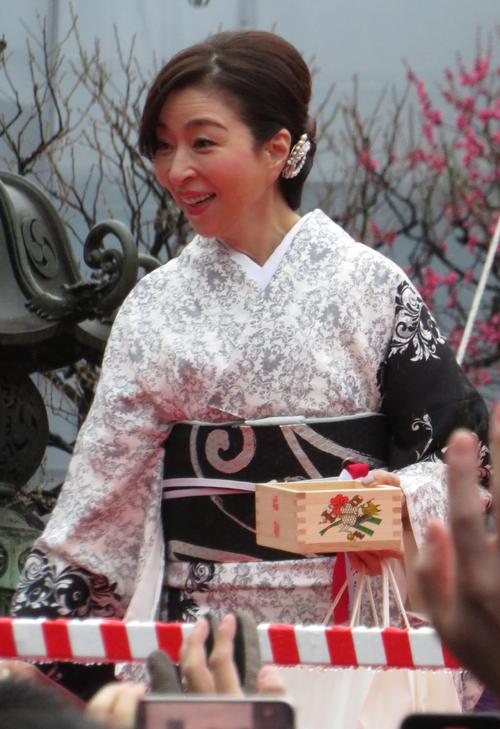 日枝神社で節分祭の豆まきを行った真矢ミキ