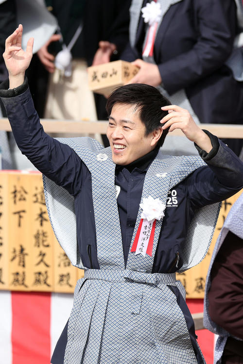 大阪・成田山不動尊の節分祭で豆をまく吉村知事（撮影・前田充）