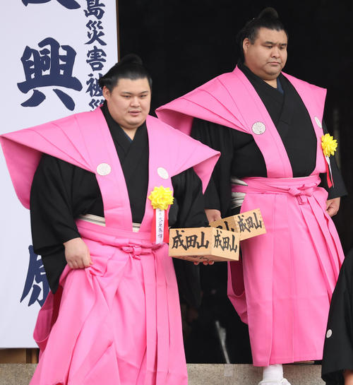 恒例の成田山節分会で豆まき式に参加する大の里（左）と高安（撮影・中島郁夫）
