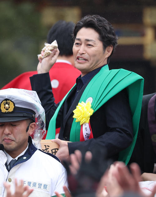 恒例の成田山節分会で豆まき式をする安田顕（撮影・中島郁夫）