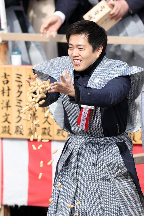 大阪・成田山不動尊の節分祭で豆をまく吉村知事（撮影・前田充）