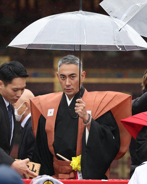 恒例の成田山節分会で豆まき式をする市川團十郎（撮影・中島郁夫）