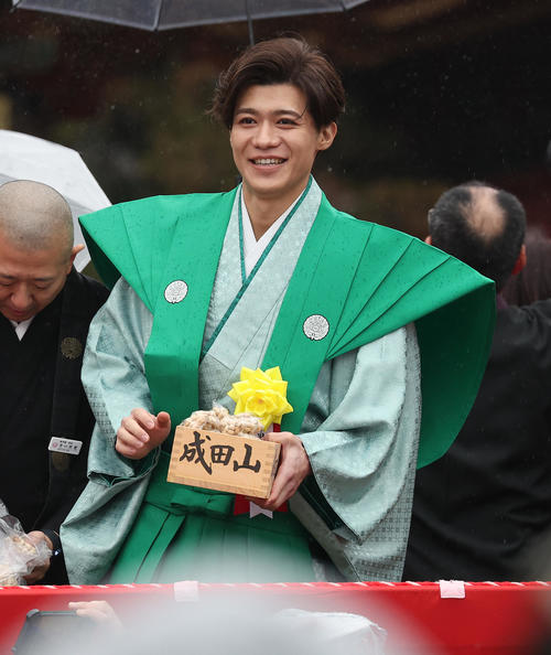 恒例の成田山節分会で豆まき式をする新浜レオン（撮影・中島郁夫）