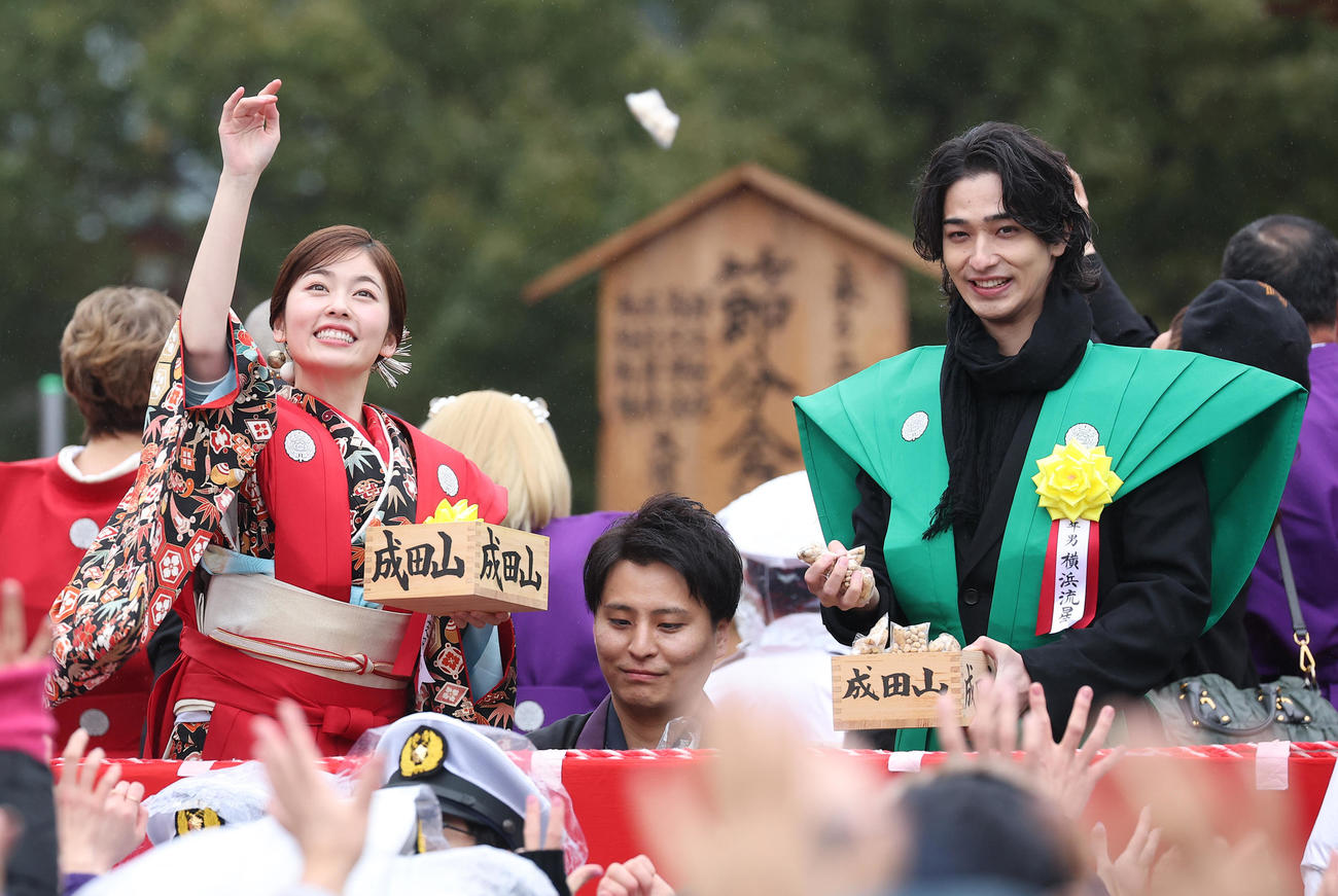 恒例の成田山節分会で豆まき式をする小芝風花（左）と横浜流星（撮影・中島郁夫）