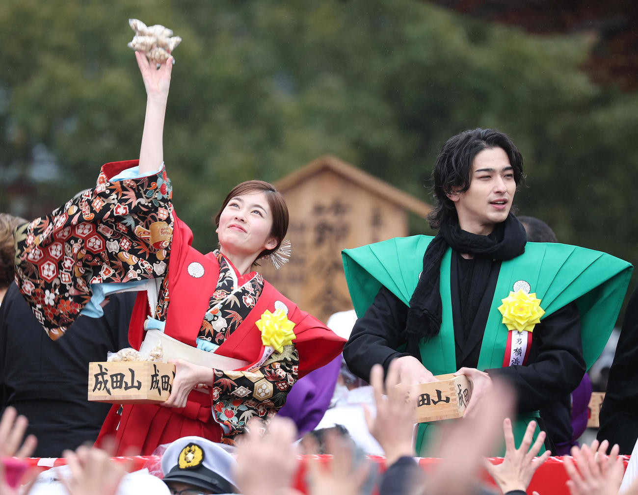恒例の成田山節分会で豆まき式をする小芝風花（左）と横浜流星（撮影・中島郁夫）