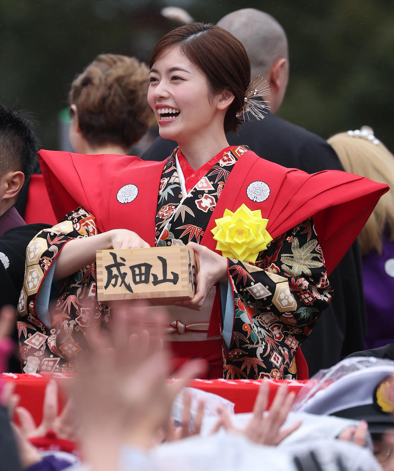 恒例の成田山節分会で豆まき式をする小芝風花（撮影・中島郁夫）
