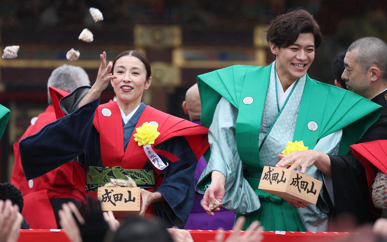 恒例の成田山節分会で豆まき式をする水野美紀（左）と新浜レオン（撮影・中島郁夫）