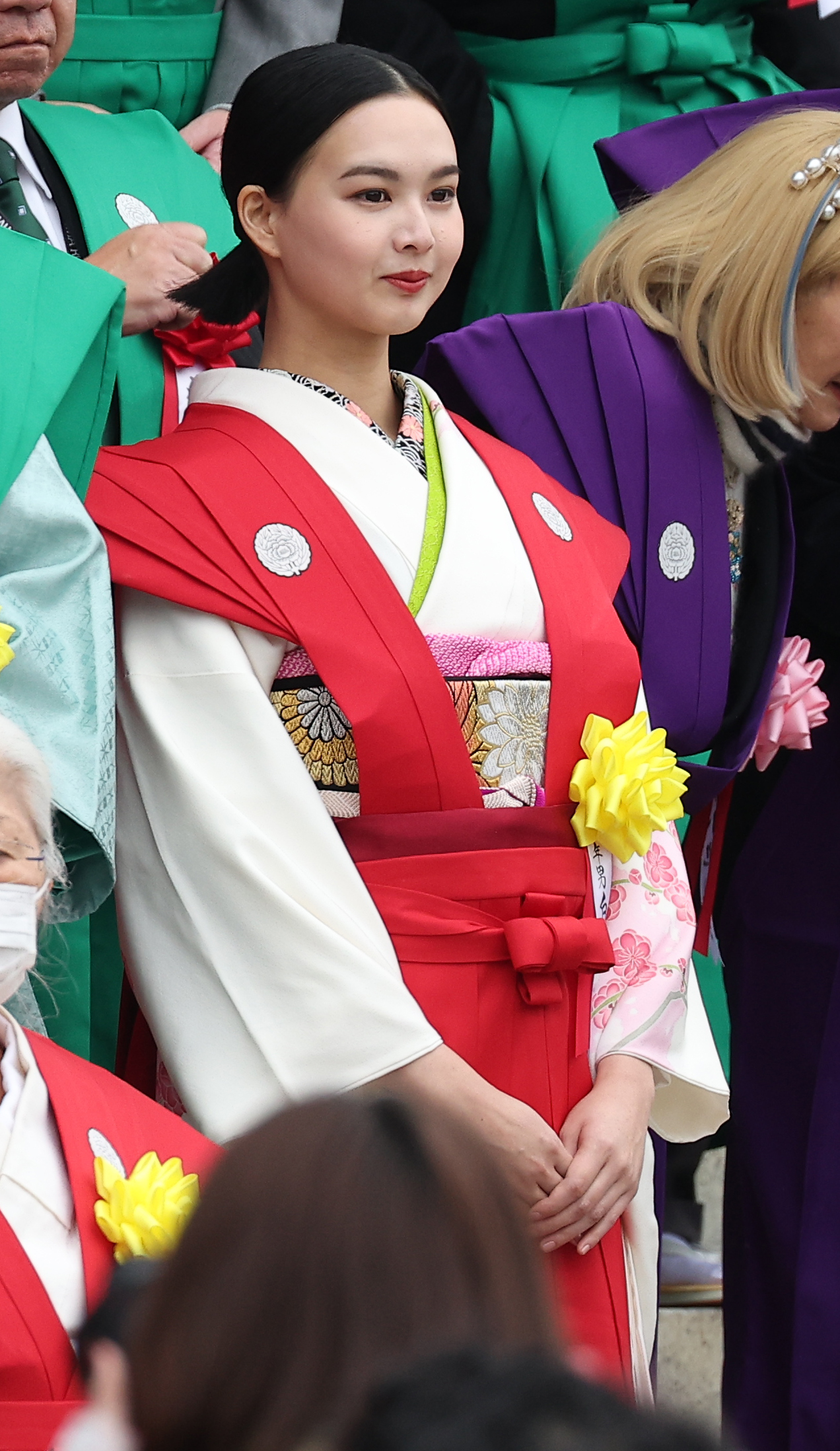 恒例の成田山節分会で豆まき式をする白河れい（撮影・中島郁夫）