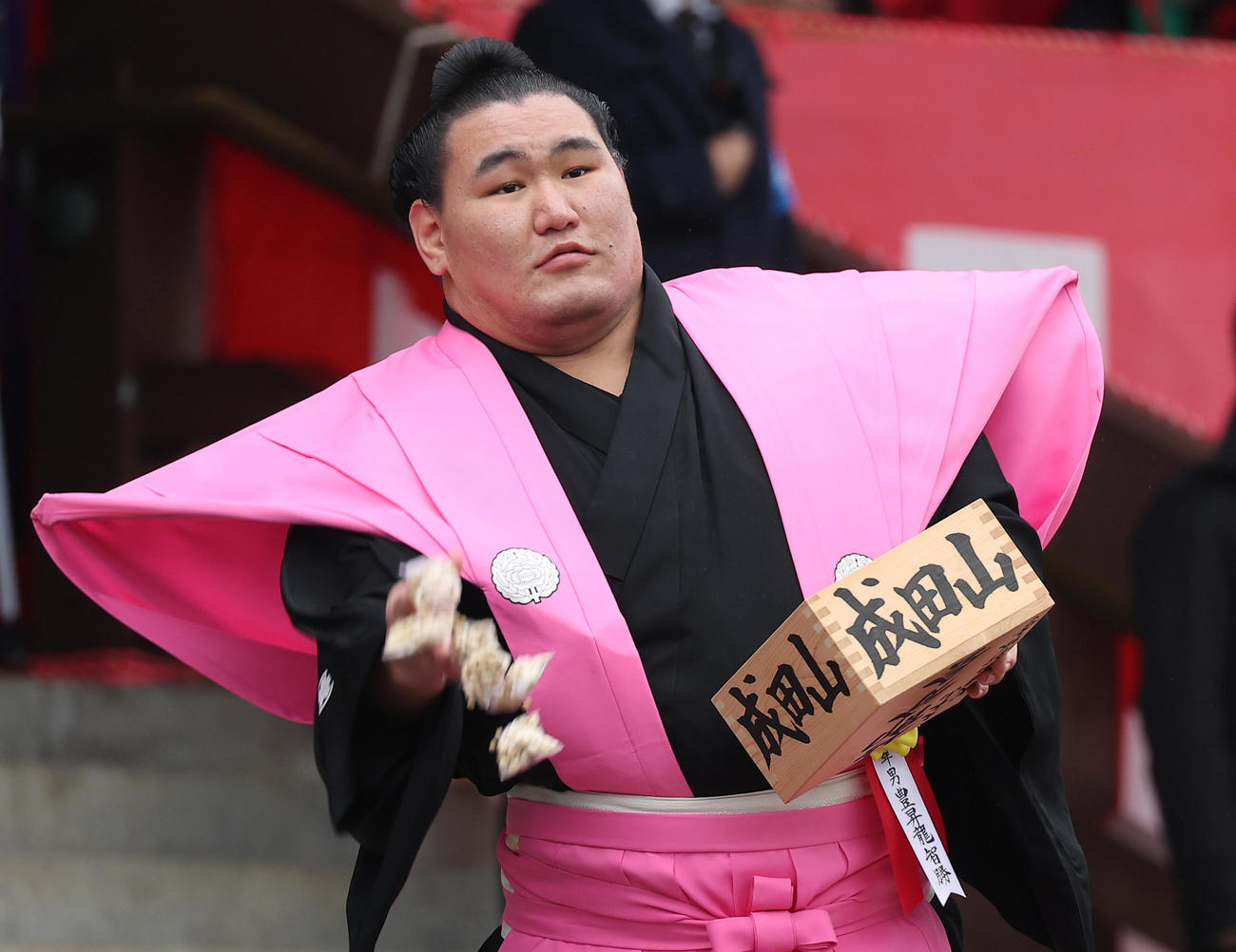 恒例の成田山節分会で豆まき式をする豊昇龍（撮影・中島郁夫）