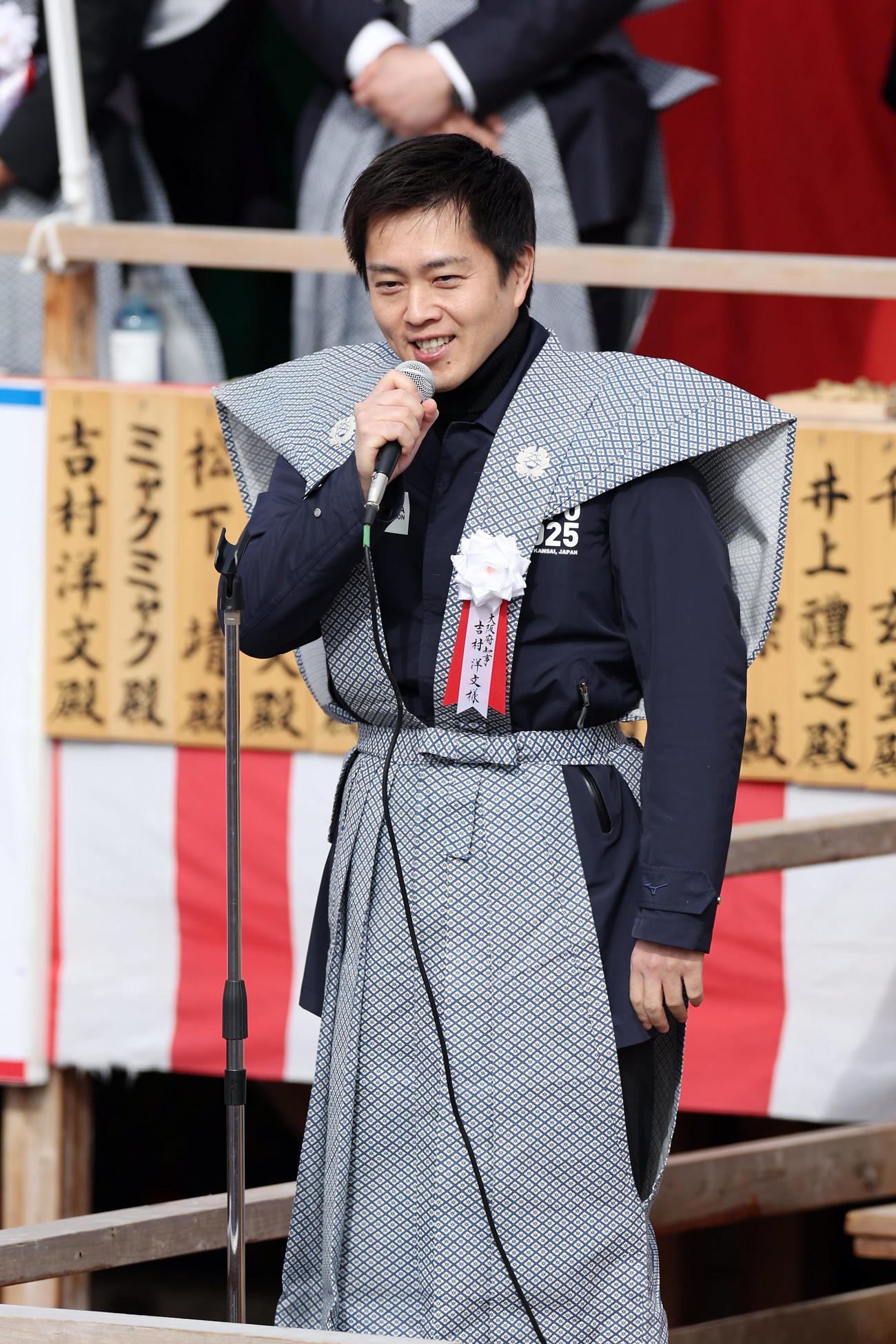 大阪・成田山不動尊の節分祭であいさつする吉村知事（撮影・前田充）