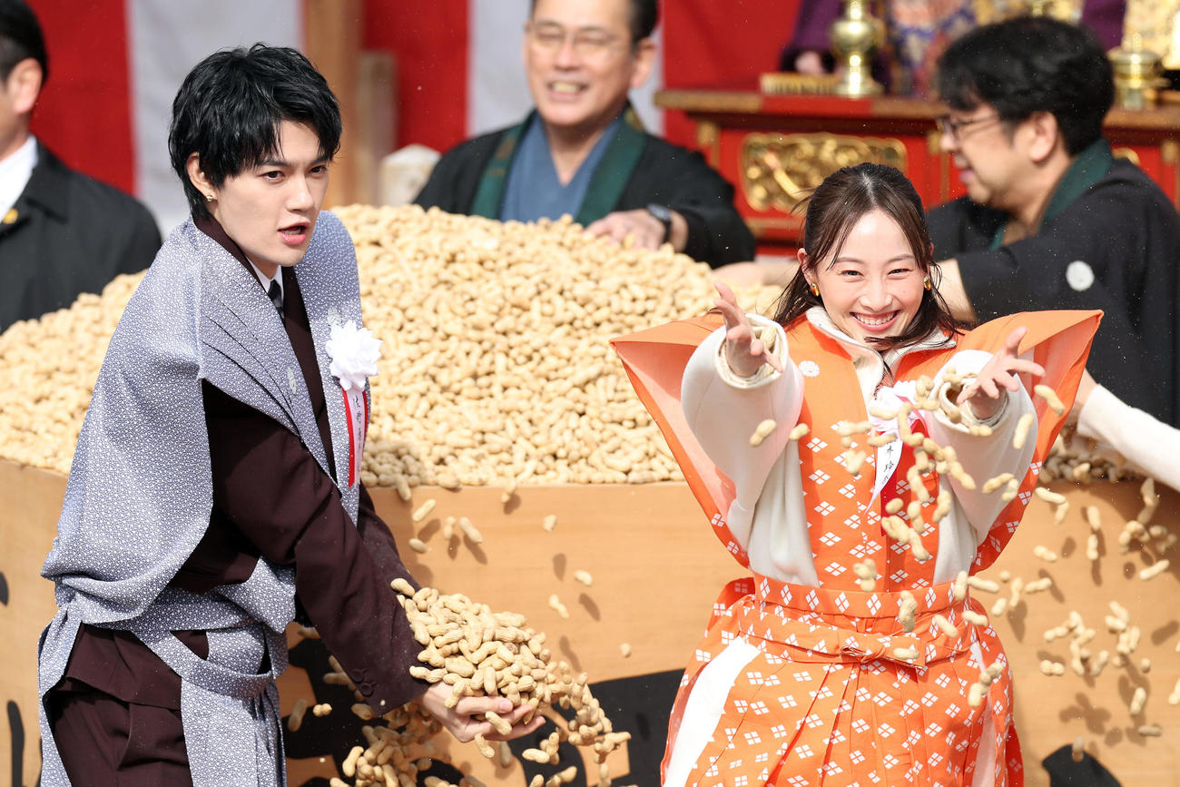 大阪・成田山不動尊の節分祭で豆をまく佐野勇斗（左）と松井玲奈（撮影・前田充）