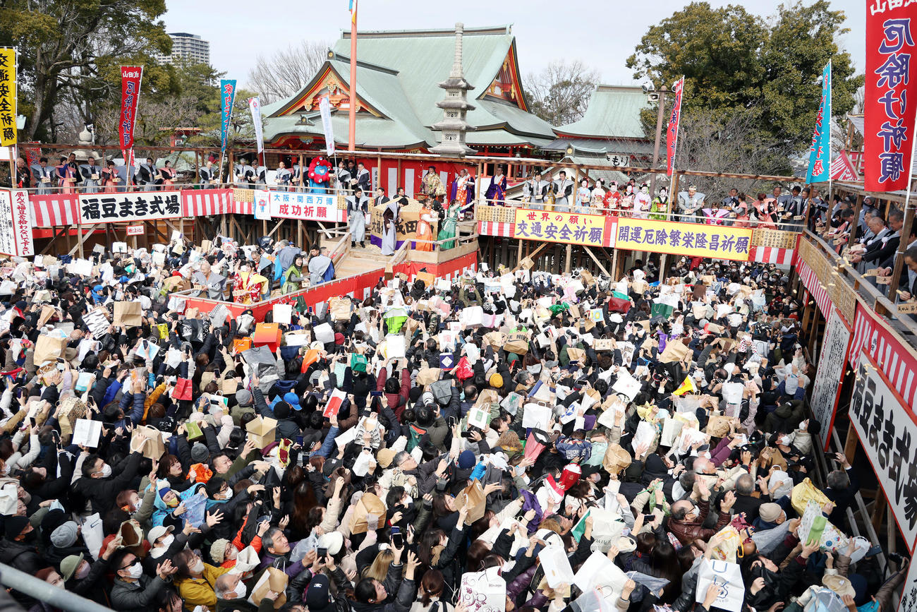 大阪・成田山不動尊の節分祭で豆まきが行われた（撮影・前田充）