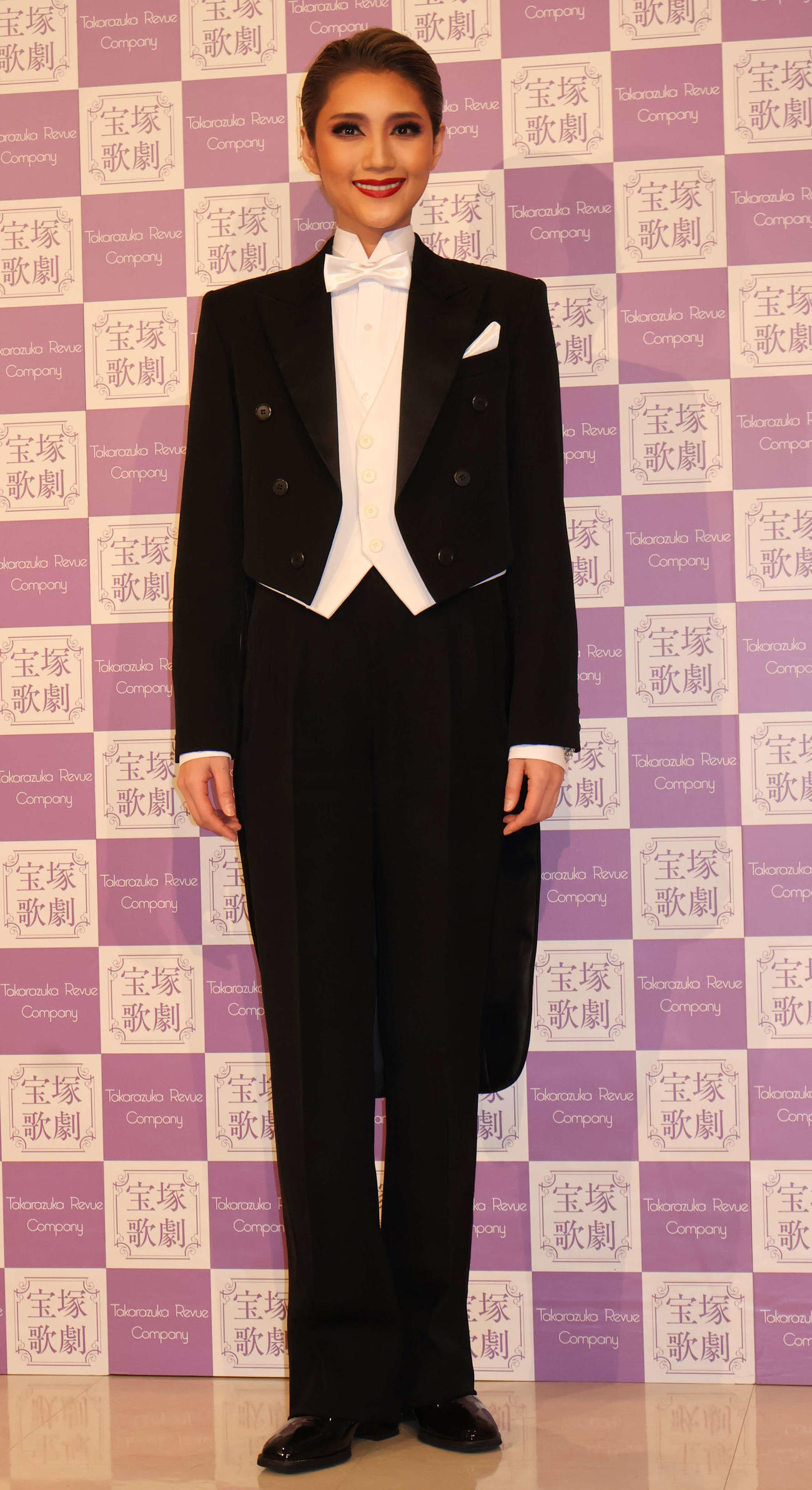 本拠地千秋楽を終え、会見を行った宙組トップ芹香斗亜（撮影・村上久美子）
