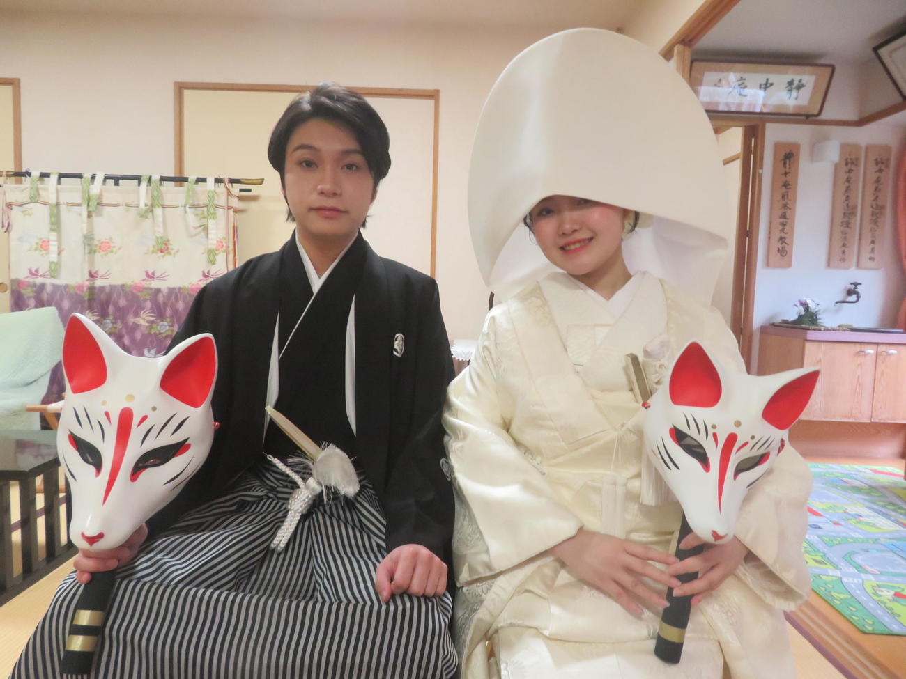 池尻稲荷神社節分祭で4年ぶりの開催となった「狐の嫁入り」で花婿役を務めた岸巧人（左）と花嫁役の今尾侑夕