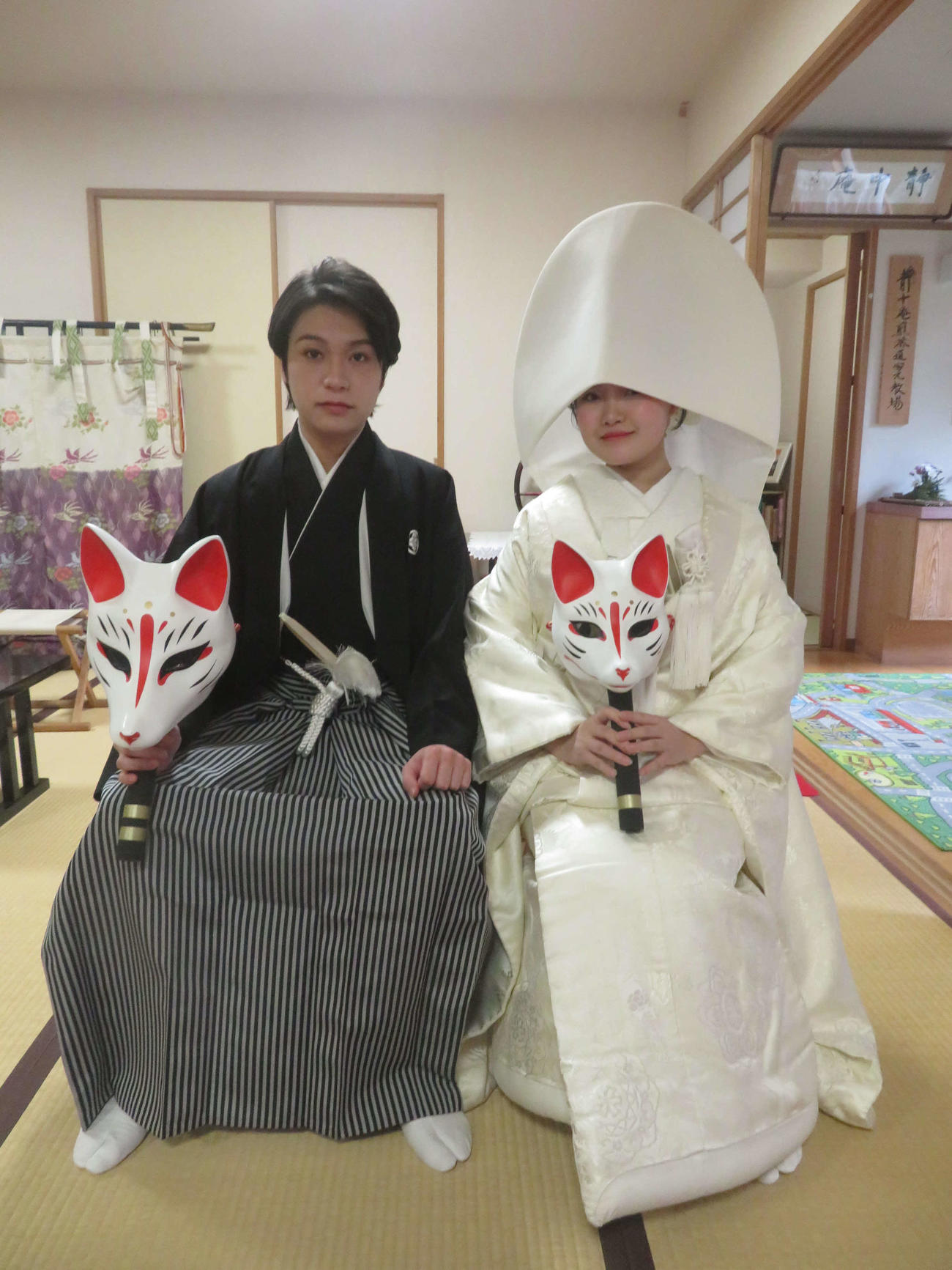 池尻稲荷神社節分祭で4年ぶりの開催となった「狐の嫁入り」で花婿役を務めた岸巧人（左）と花嫁役の今尾侑夕