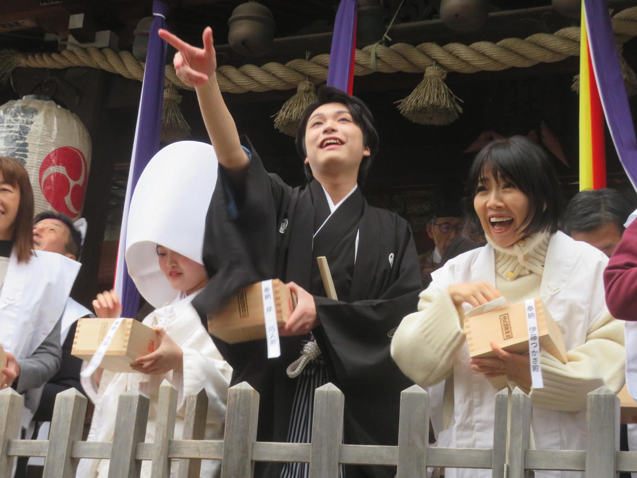 池尻稲荷神社節分祭で豆をまく、左から今尾侑夕、岸巧人、伊藤つかさ