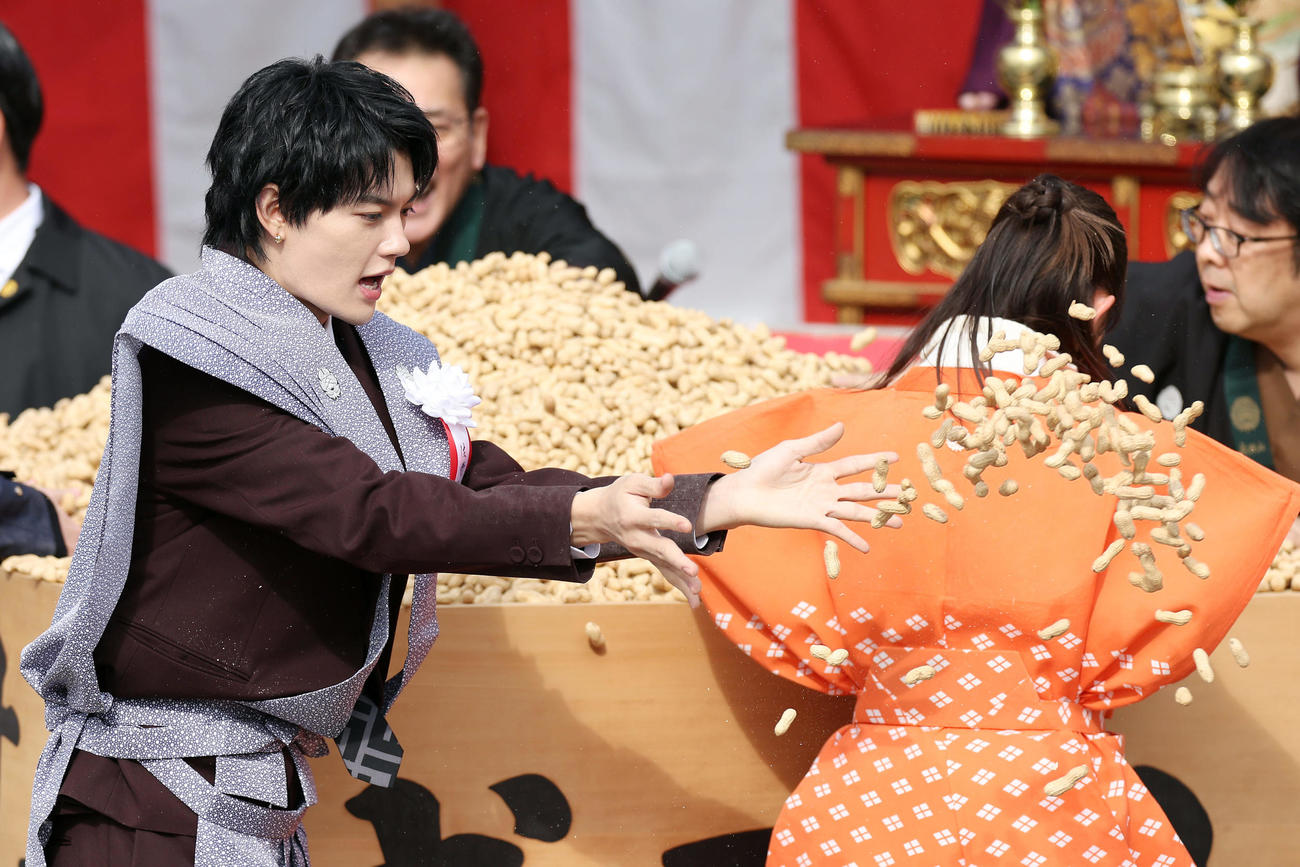 大阪・成田山不動尊の節分祭で豆をまく佐野勇斗（撮影・前田充）