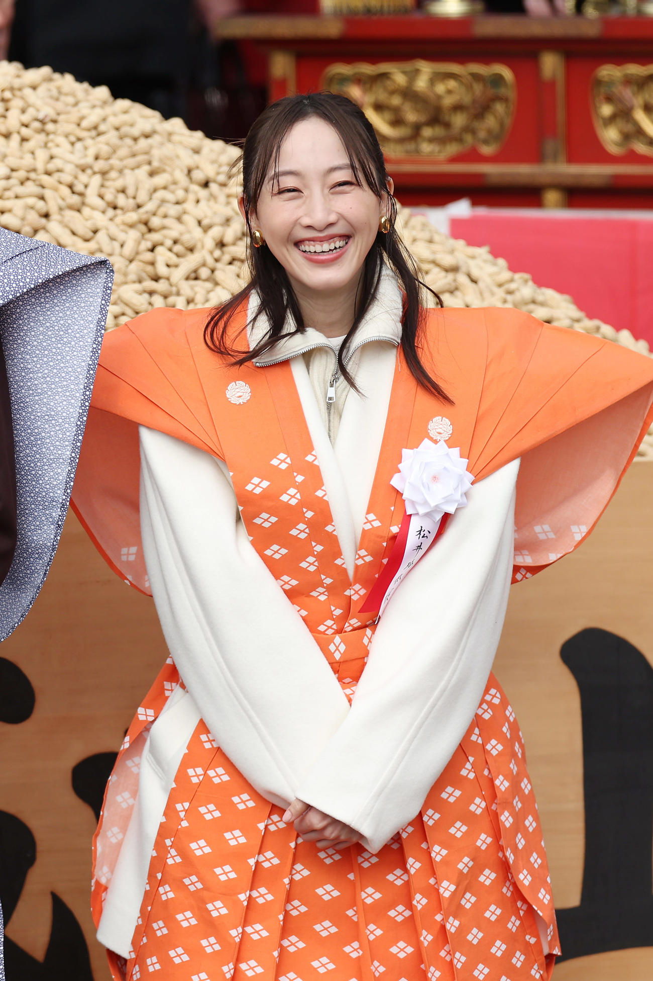 大阪・成田山不動尊の節分祭で紹介を受ける、NHKの朝ドラ「おむすび」に出演中の松井玲奈（撮影・前田充）