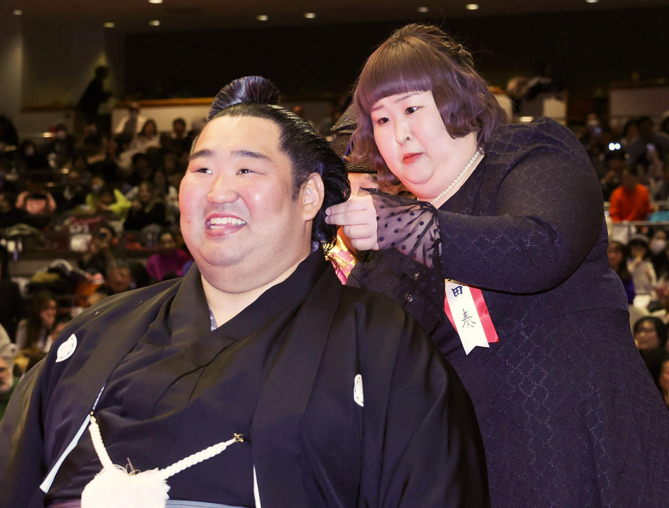 1日、徳勝龍の断髪式ではさみを入れる3時のヒロインかなで