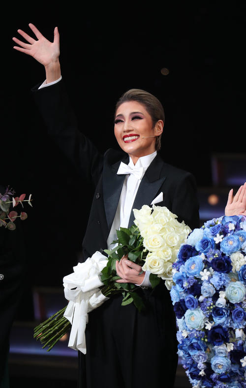 宝塚】宙組トップ芹香斗亜、本拠地に別れ 最後の大階段「美しく」「胸