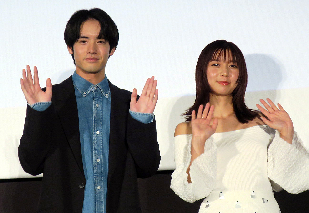 映画「366日」大ヒット御礼舞台あいさつで笑顔を見せる赤楚衛二（左）と上白石萌歌