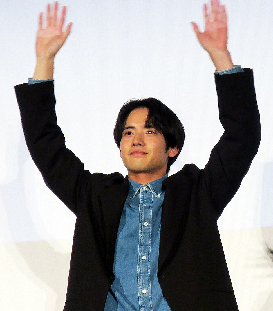 主演映画「366日」大ヒット御礼舞台あいさつを行った赤楚衛二