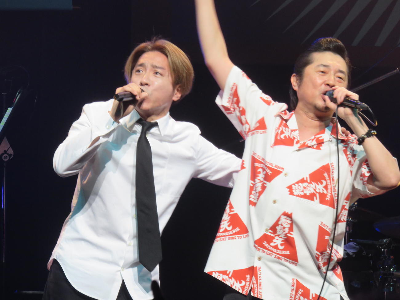 一夜限りのスペシャルライブ「テイチクよ今夜も有難う」でコラボパフォーマンスを見せた怒髪天のボーカル増子直純（右）と村上信五