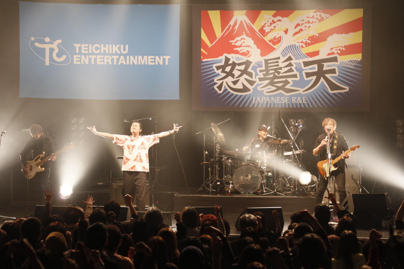 一夜限りのスペシャルライブ「テイチクよ今夜も有難う」でパフォーマンスする怒髪天