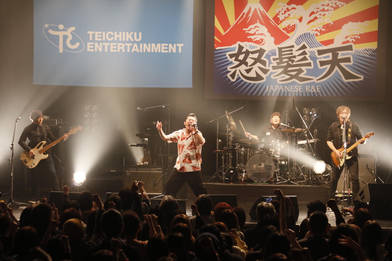 一夜限りのスペシャルライブ「テイチクよ今夜も有難う」でパフォーマンスする怒髪天