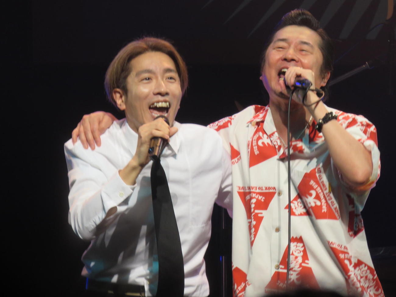 一夜限りのスペシャルライブ「テイチクよ今夜も有難う」でコラボパフォーマンスを見せた怒髪天のボーカル増子直純（右）と村上信五