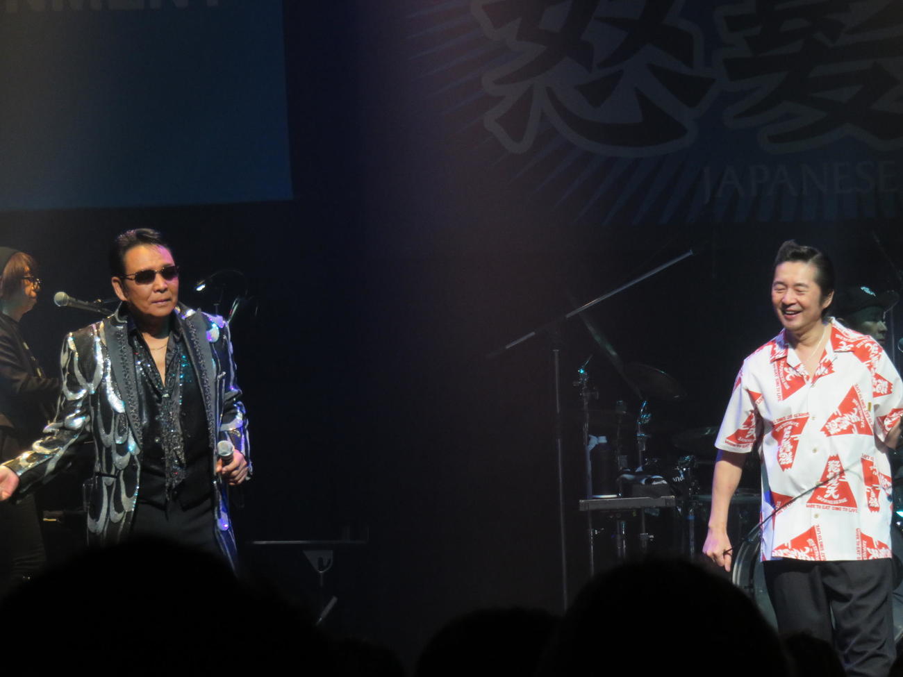 一夜限りのスペシャルライブ「テイチクよ今夜も有難う」でコラボパフォーマンスを見せた怒髪天のボーカル増子直純（右）と山本譲二