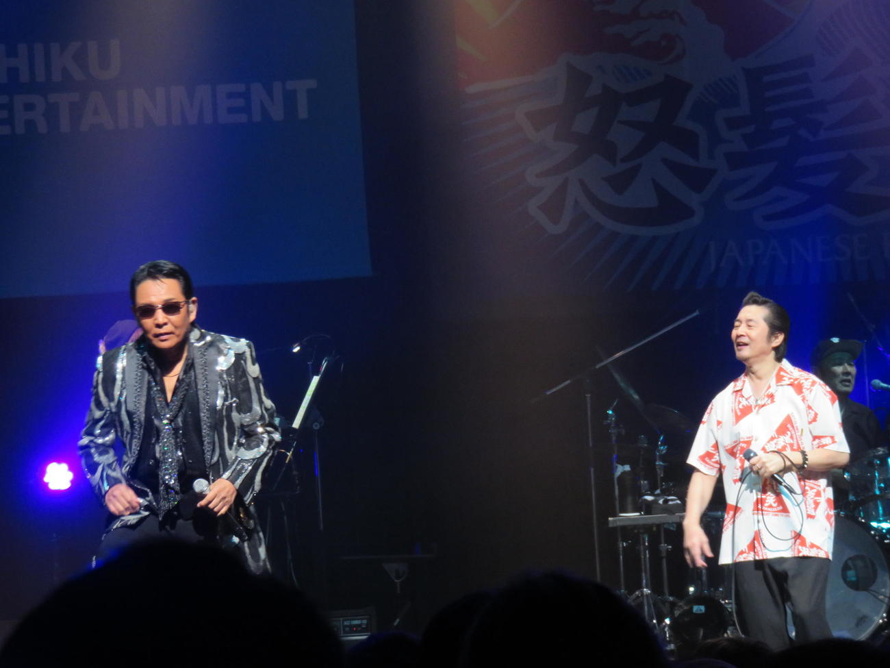 一夜限りのスペシャルライブ「テイチクよ今夜も有難う」でコラボパフォーマンスを見せた怒髪天のボーカル増子直純（右）と山本譲二