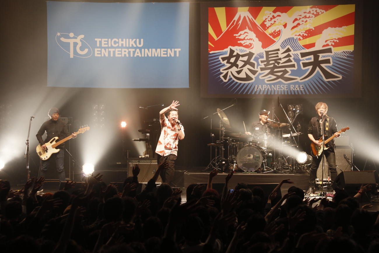 一夜限りのスペシャルライブ「テイチクよ今夜も有難う」でパフォーマンスする怒髪天