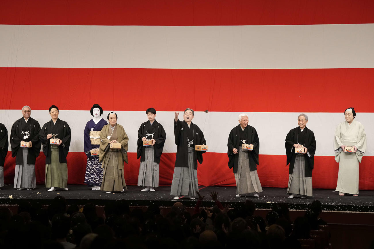 「猿若祭二月大歌舞伎」の「節分祭」で中村梅玉（中央）らが豆まきを行った（C）松竹